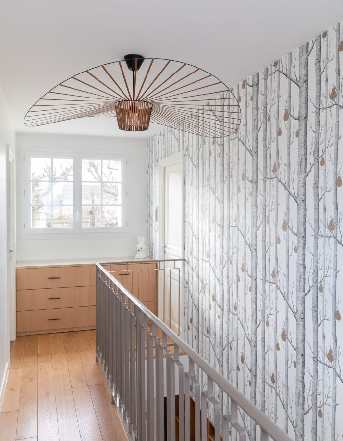apres-amenagement-interieur-maison-saint-maur-des-fosses-meuble-sur-mesure-luminaire-palier.jpg